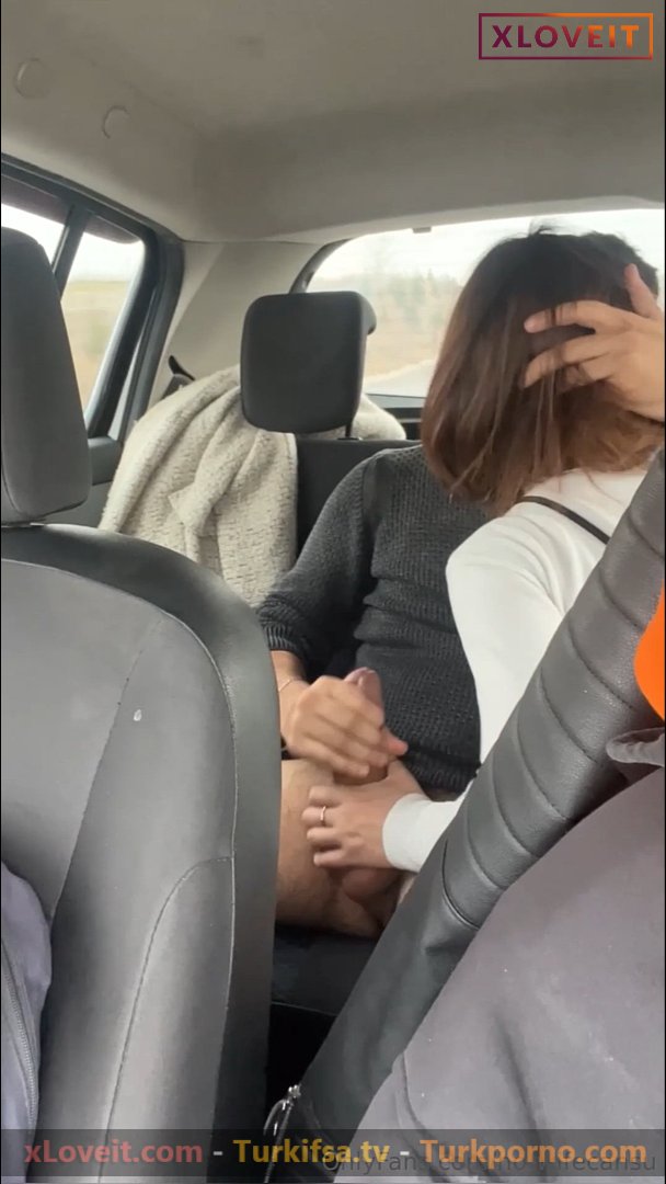 Kocası araba sürerken Hotwife Cansu sakso çekti